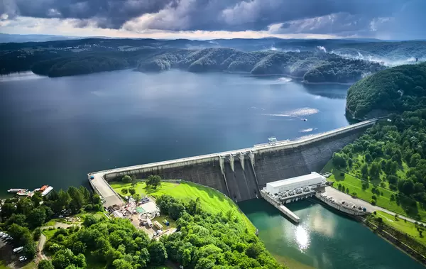 <p>Energia idroelettrica: una delle fonti di energia rinnovabile più utilizzate al mondo</p>